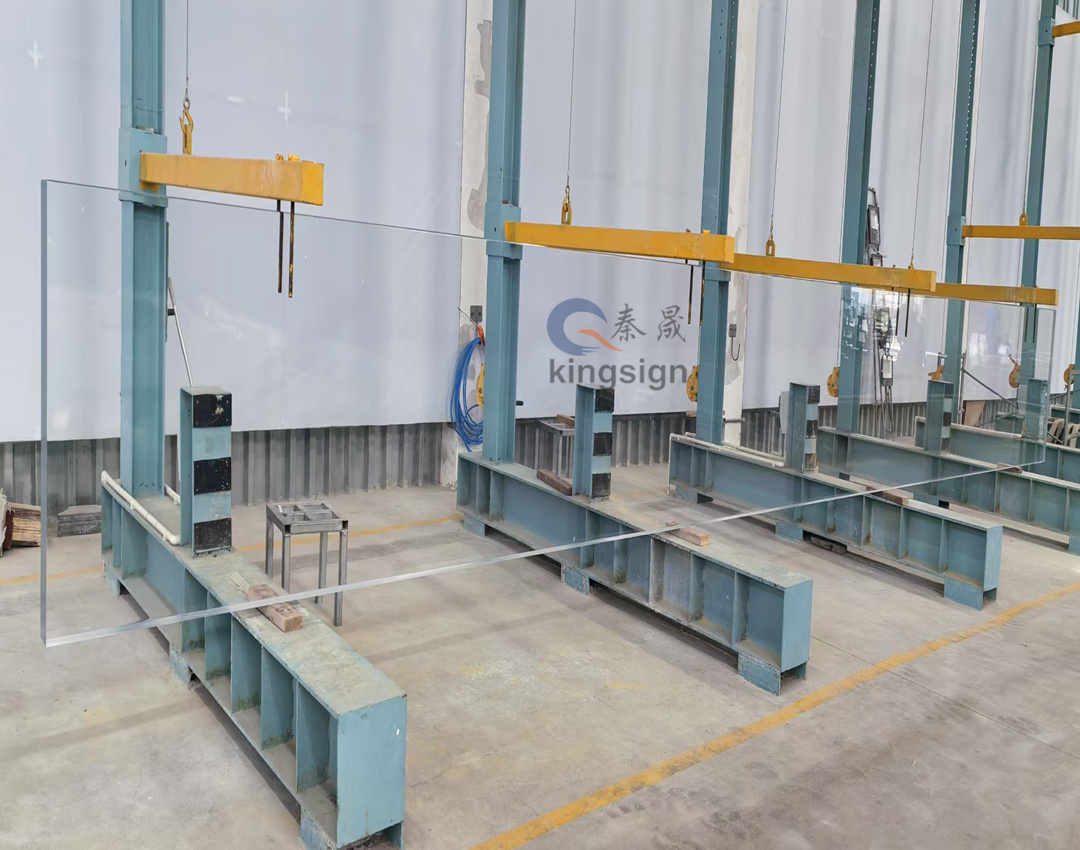 Apa bedane antara plexiglass lan kaca tempered